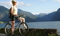 Fahrradfahrerin in den Bergen